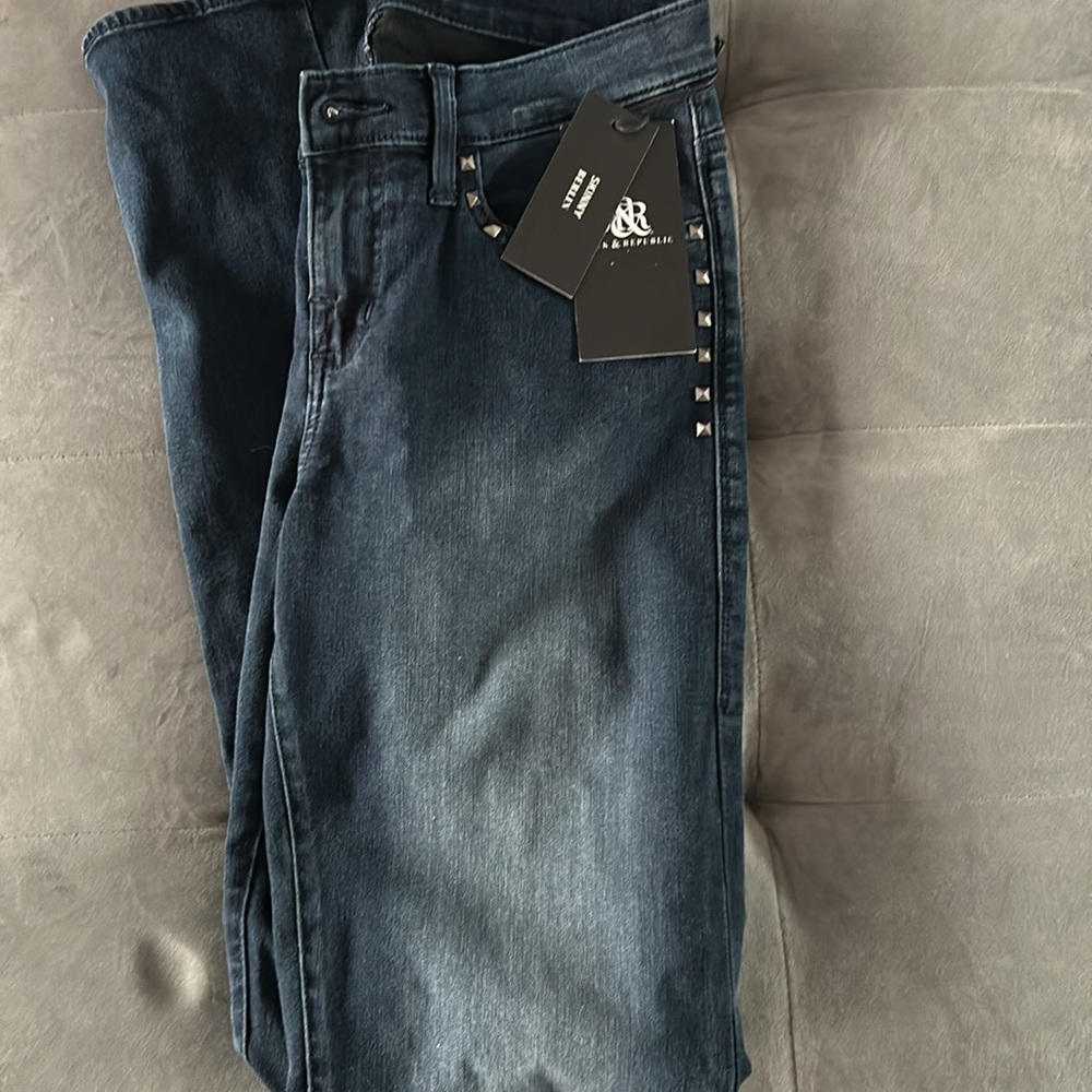 Rock & Republic Skinny Berlin Jeans in dark wash with studding detail Sz 8M NWT - Picture 2 of 12